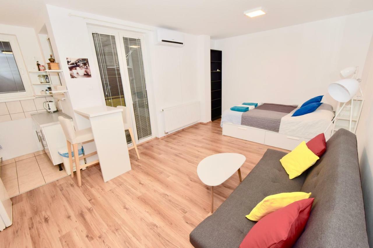 Central Studio Boulevard Budapest Exteriör bild