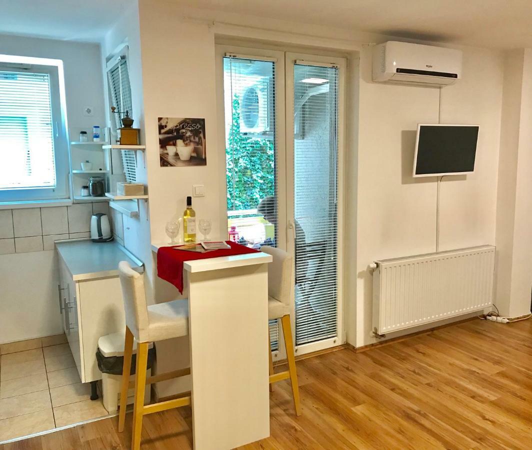 Central Studio Boulevard Budapest Exteriör bild