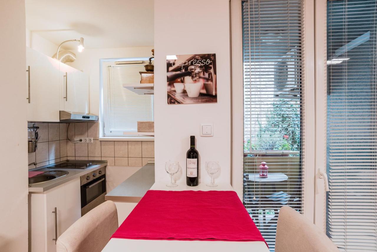 Central Studio Boulevard Budapest Exteriör bild