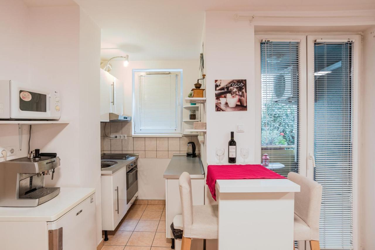 Central Studio Boulevard Budapest Exteriör bild